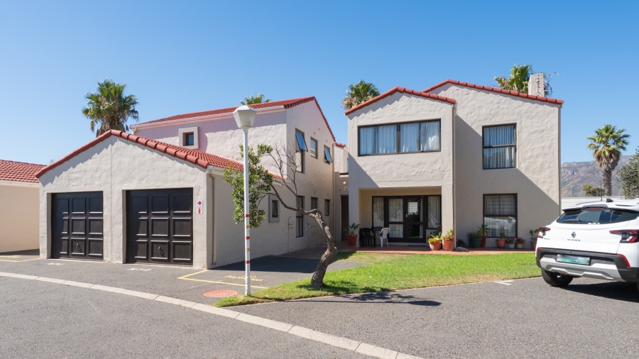 To Let 2 Bedroom Property for Rent in Greenways Golf Estate Western Cape